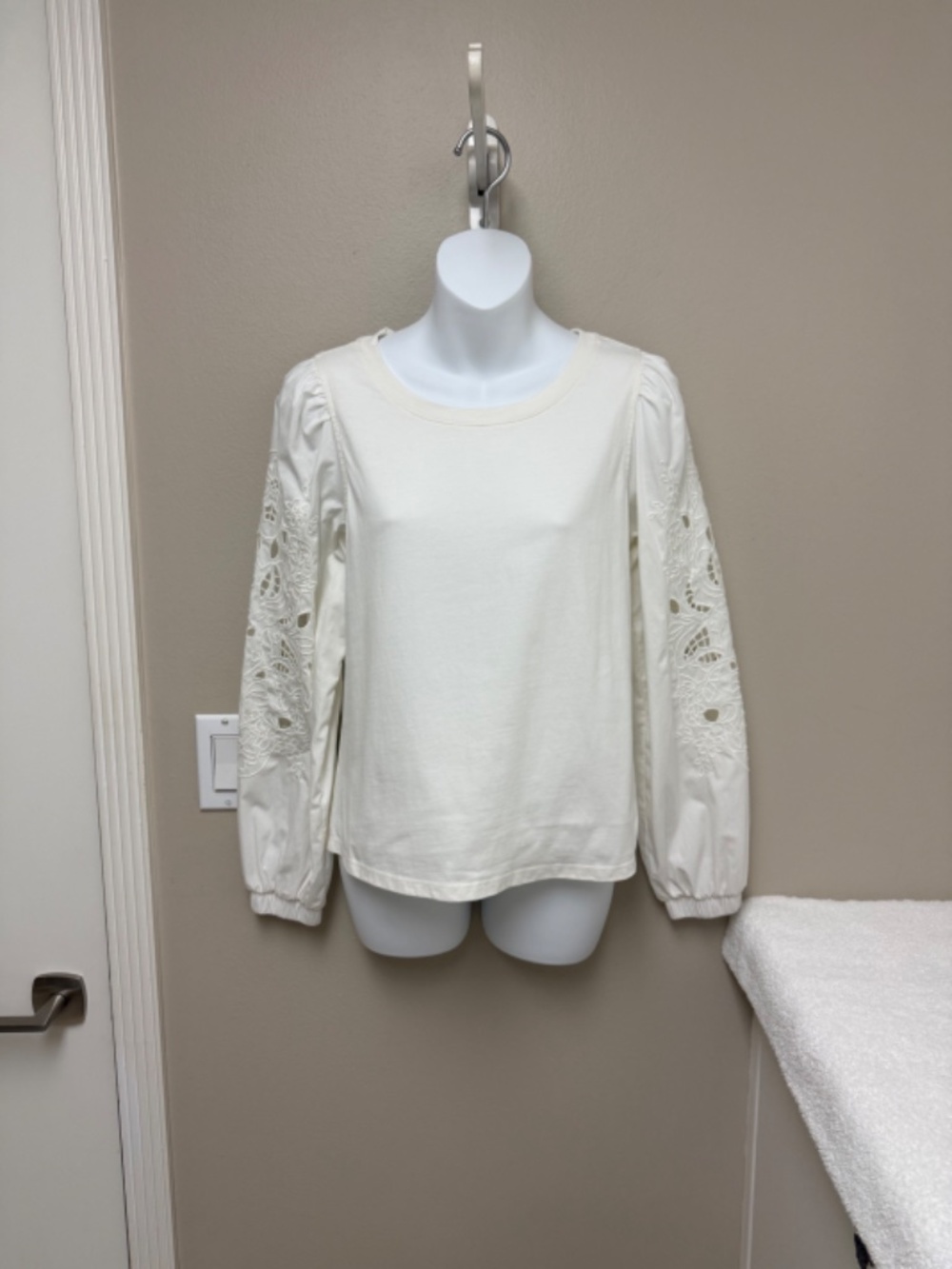 Lilly Pulitzer Isley Knit Top Ivory "Coconut" Long Eyelet Sleeves Top Tee Sz XS - Picture 3 of 15